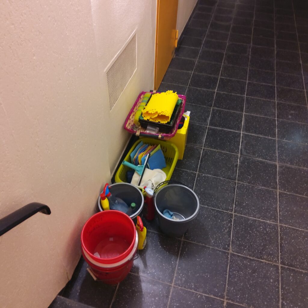 Putzutensilien stehen bereit